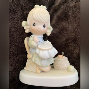 🎀 3/$25🎀 Precious Moments figurine, EUC.  Mother Sew Dear.